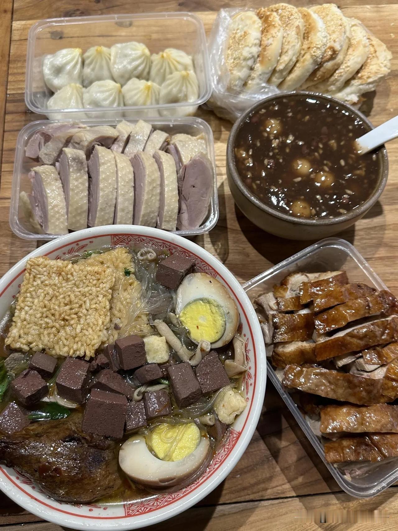 分享城市新鲜事太权威了。。。。南京6件套。。。。烤鸭➕盐水鸭➕鸭血粉丝➕汤包➕赤