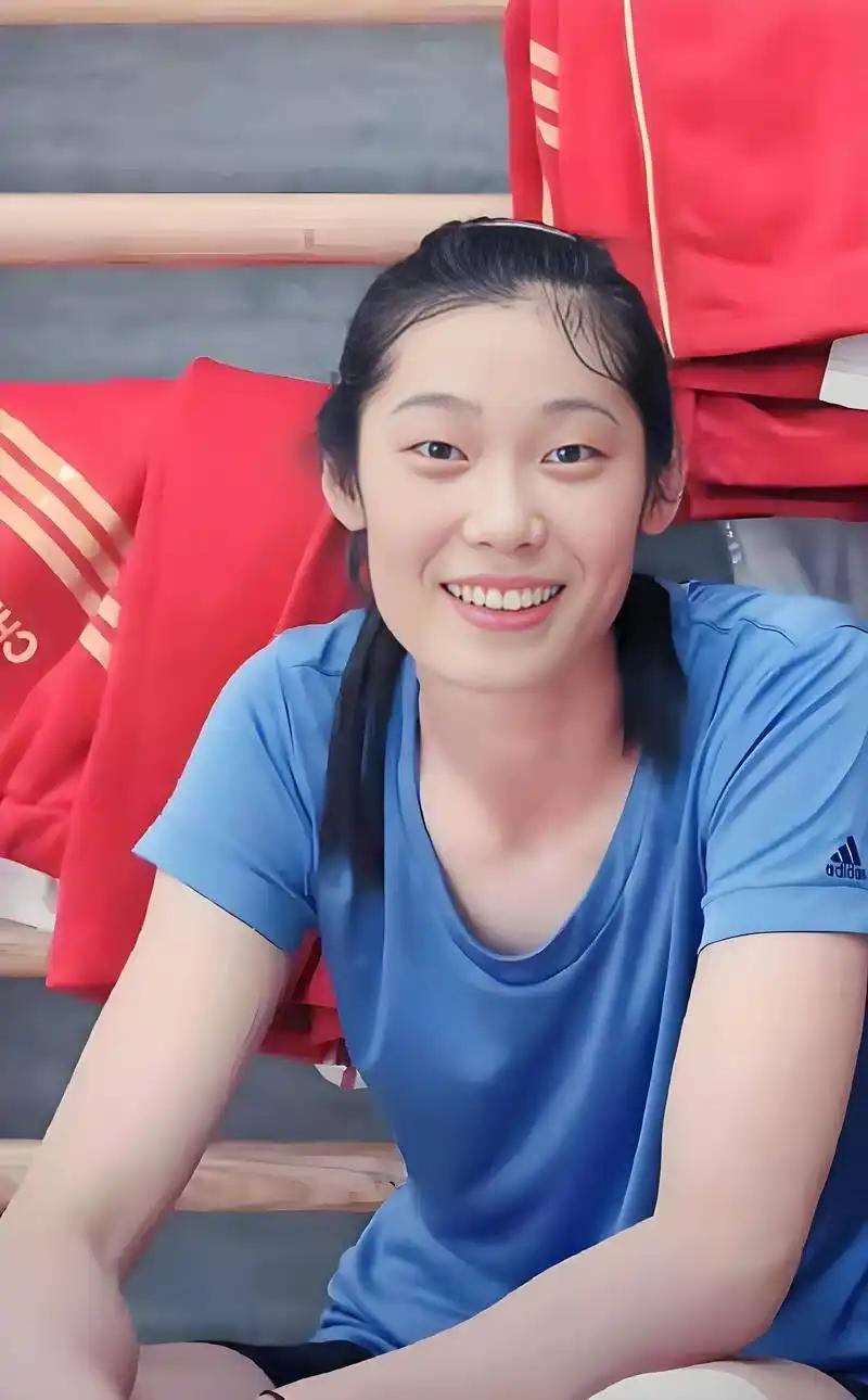 朱婷不在国家队名单内，却在海外被意甲顶薪供着、被土耳其天价追着，这绝不是巧合。这