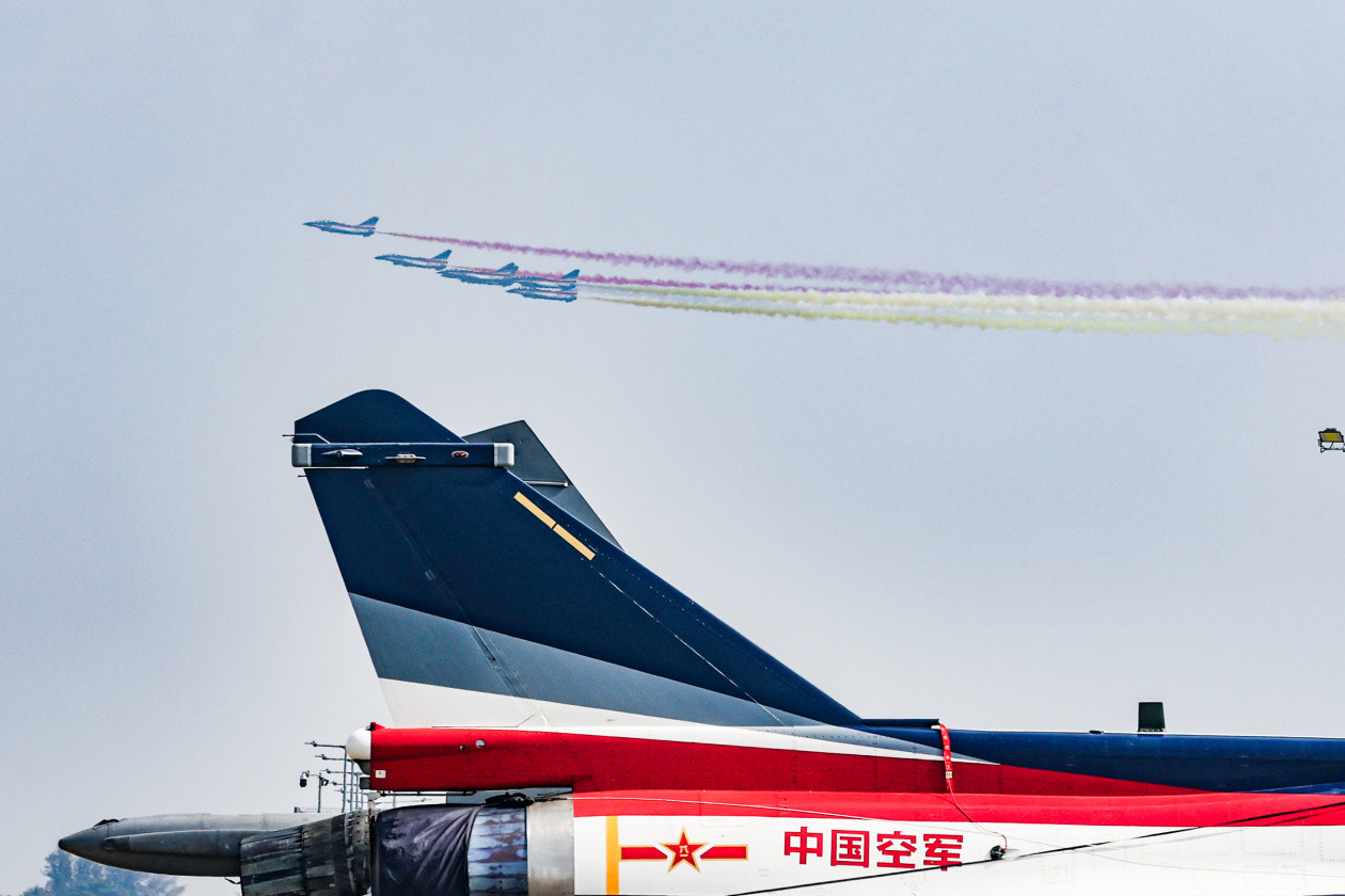 歼-10C震撼首秀！歼-35A列阵C位，中国战机惊艳新加坡航展