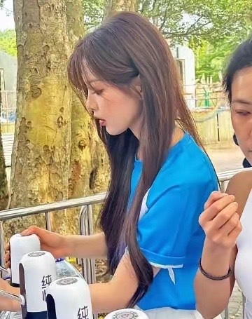 杨超越深圳公益徒步，真是线下没丑过