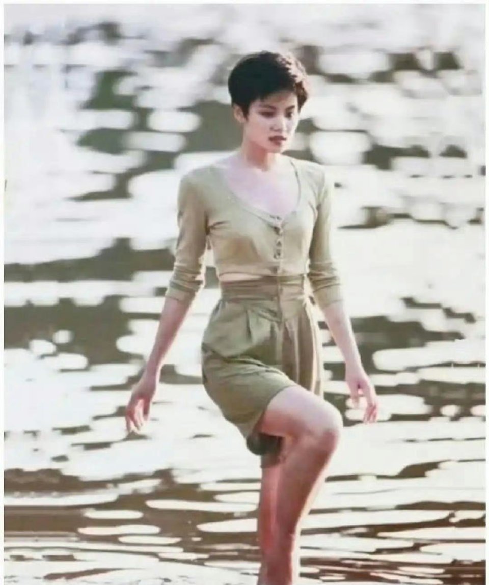 1990年的王菲除了唱功了得，体态和身材也是顶流