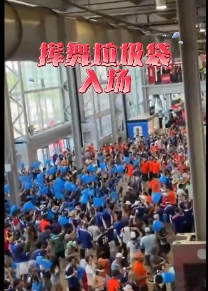 日本球迷赛后捡垃圾被批作秀集体挥舞垃圾袋入场是什么鬼。日本这个地方真的有些无语
