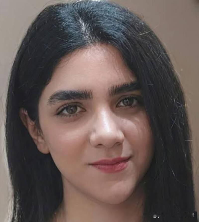 图示美女为美国政府悬赏千万美元通缉的伊朗人法蒂玛·塞迪吉安，缉拿理由是，她是伊朗