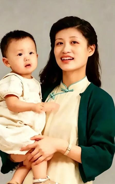 她是新四军第一美女，第一任丈夫是新四军主要创建人，第二任丈夫是开国上将，长子是中
