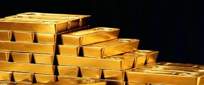 金店门口排长队，黄金涨到1600多一克还有人拼命往里冲，这一幕看着眼熟吗？别急着