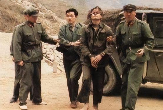 1990年，在中越战俘遣返仪式上，“叛变”军官汪斌拖着仅37公斤重的身体，颤颤巍