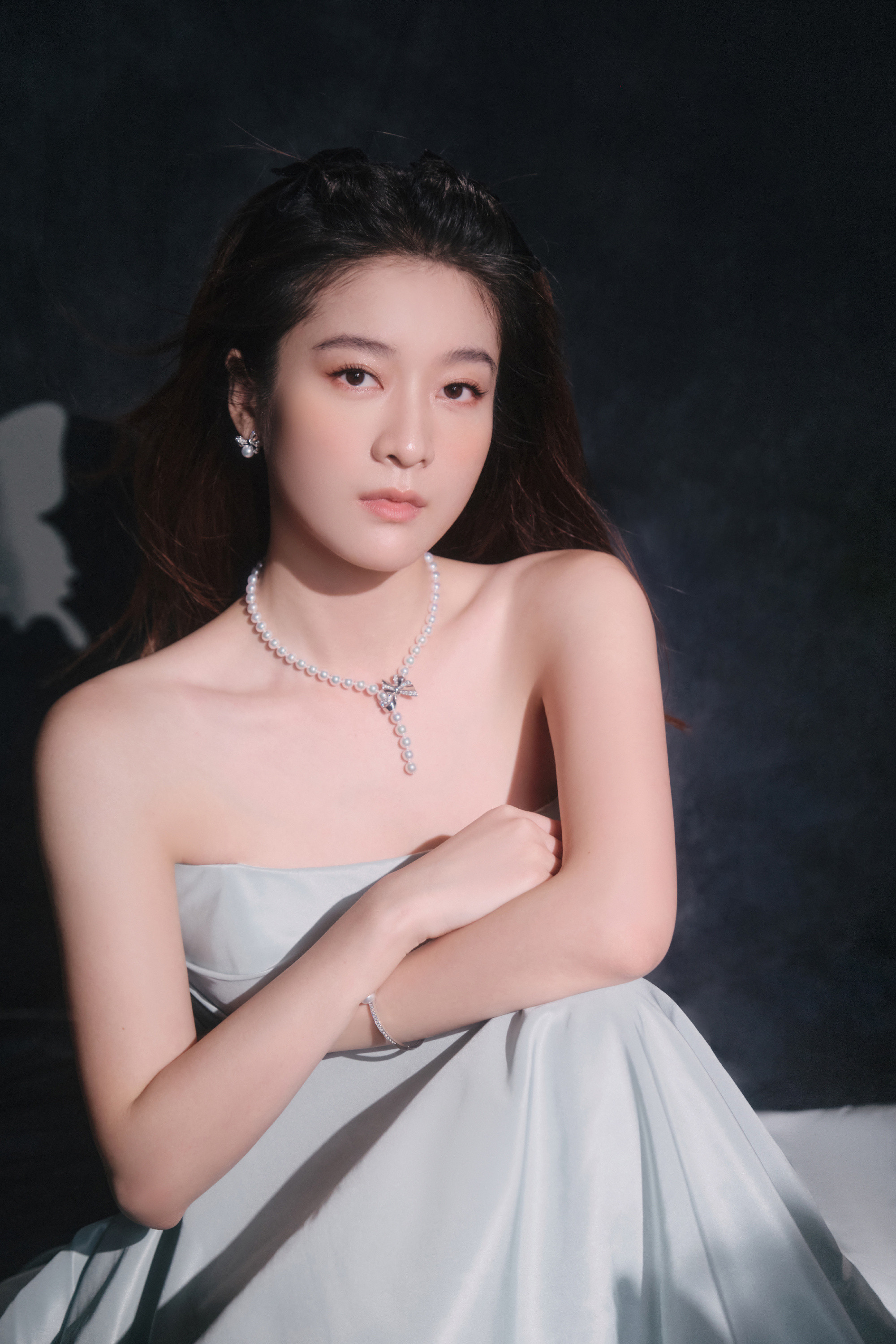 张雪迎，一袭长裙，唯美浪漫。张雪迎