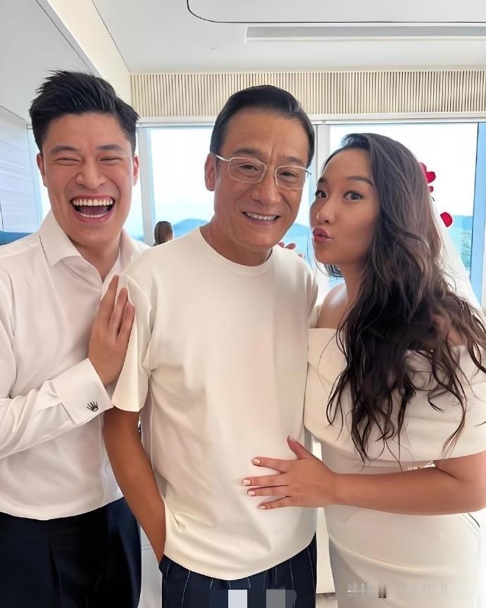 梁家辉的女婿还是很有本事的，因为以他这种长相来说，要是在我们村里的话，估计到现在