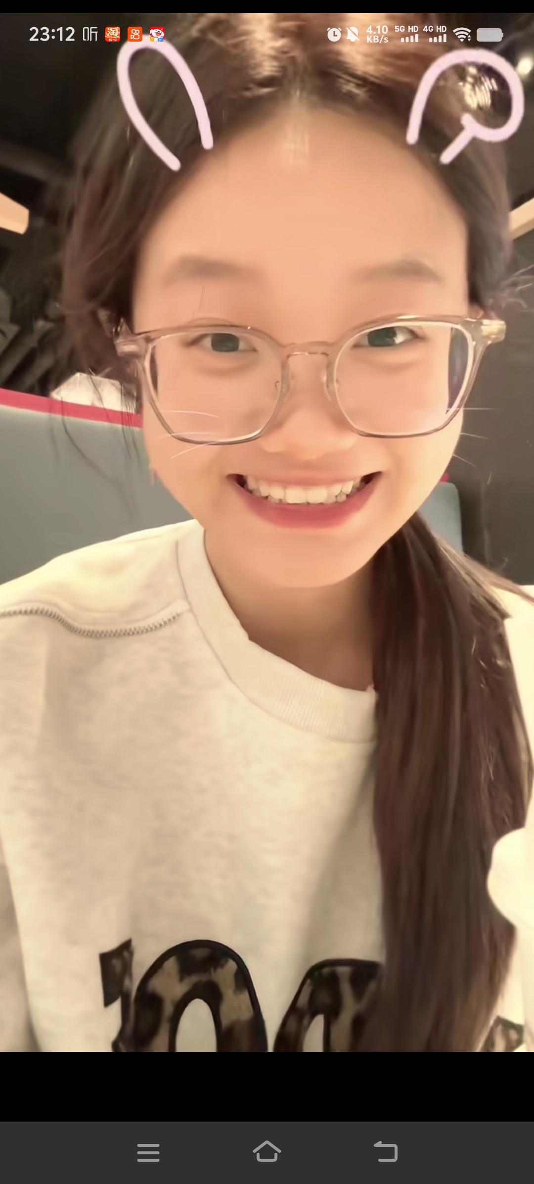 今年读大二的孙卓官宣恋爱，还晒出了和女友一同过生日的照片。女友戴着一副眼镜，长相