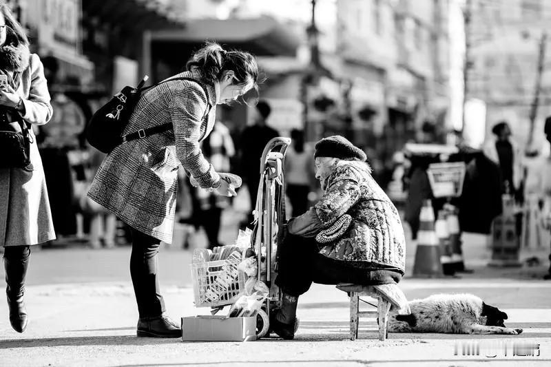 “微利社会”会持续多久，谁也不知道。但越是这个时候，越要苟住，守住，稳住。微利