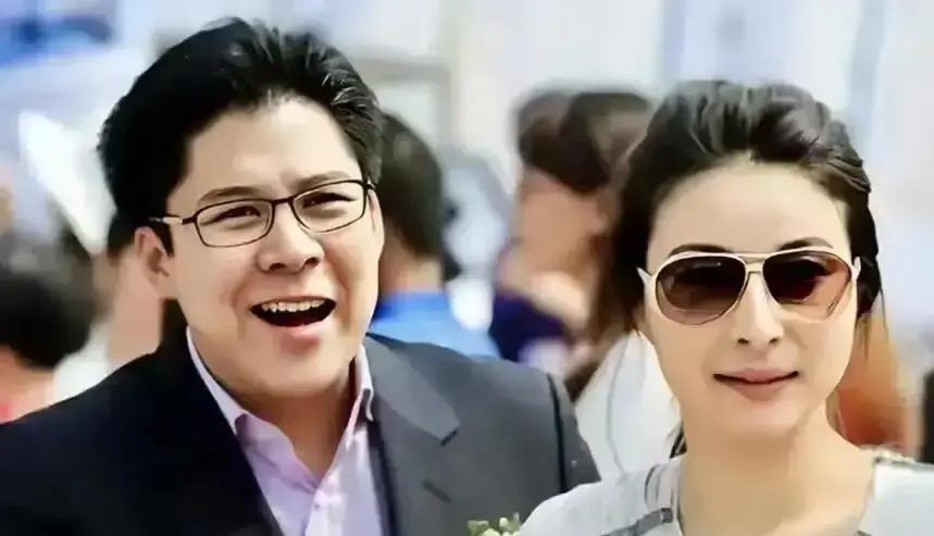 10岁C位，霍家不藏了霍中曦站上香港科技论坛主讲台，台下坐着一堆博士。他先