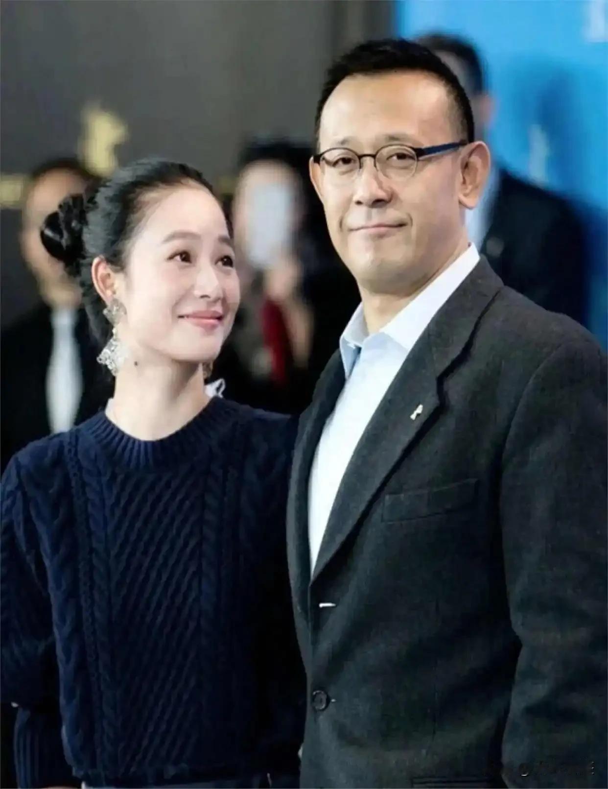 试问哪个男人能拒绝一个用这样崇拜的眼神看着自己的女人呢？而从周韵这个眼神里，我