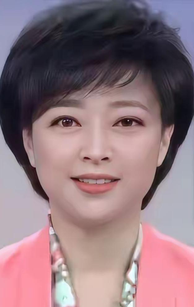 网友热议！她被称作央视气质天花板，大家评价她颜值胜过李修平，气度比倪萍还要出众。