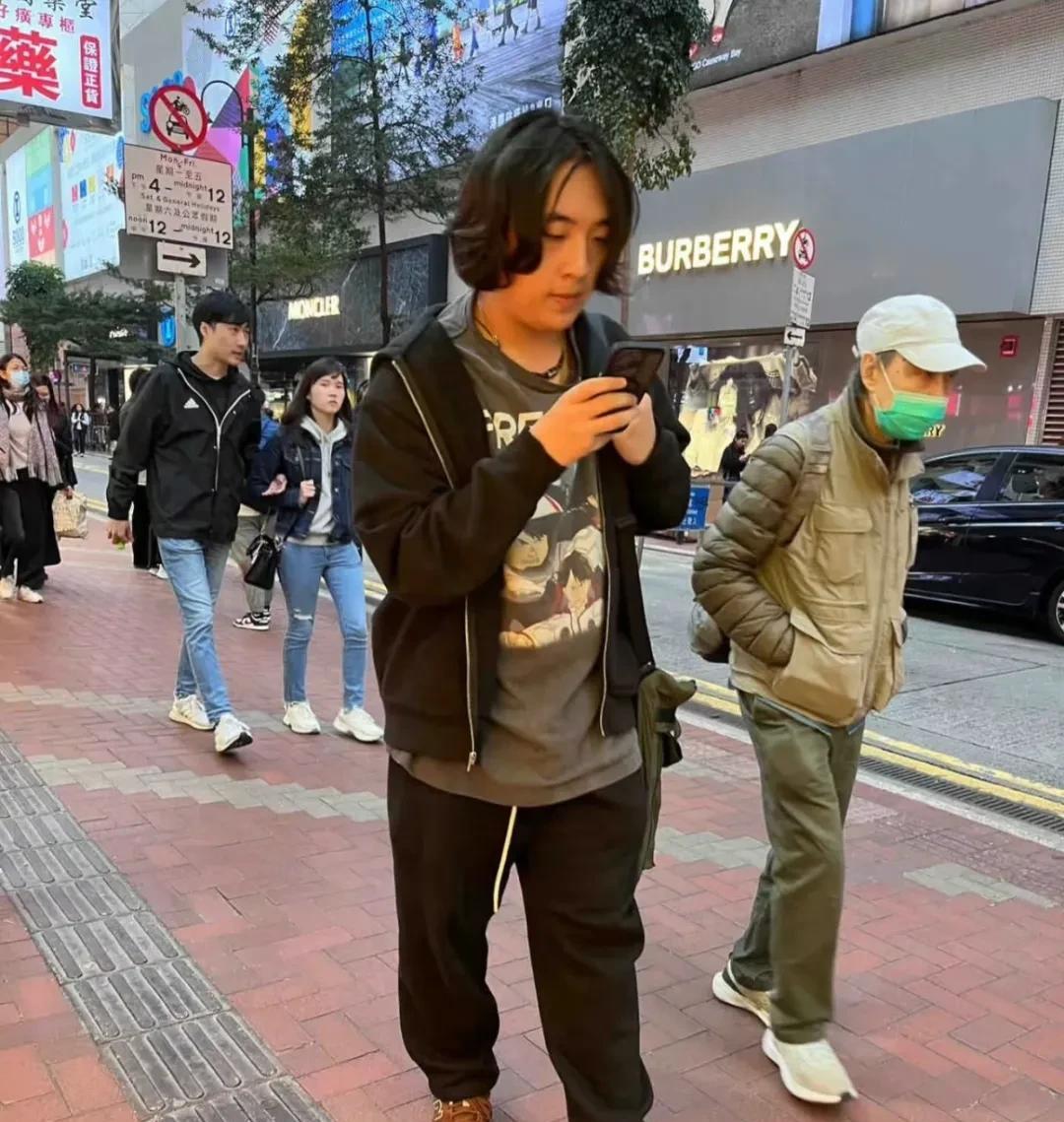 吴镇宇16岁儿子吴费曼走在香港街头，长相十分成熟，俨然不是16岁少年，这也太成熟