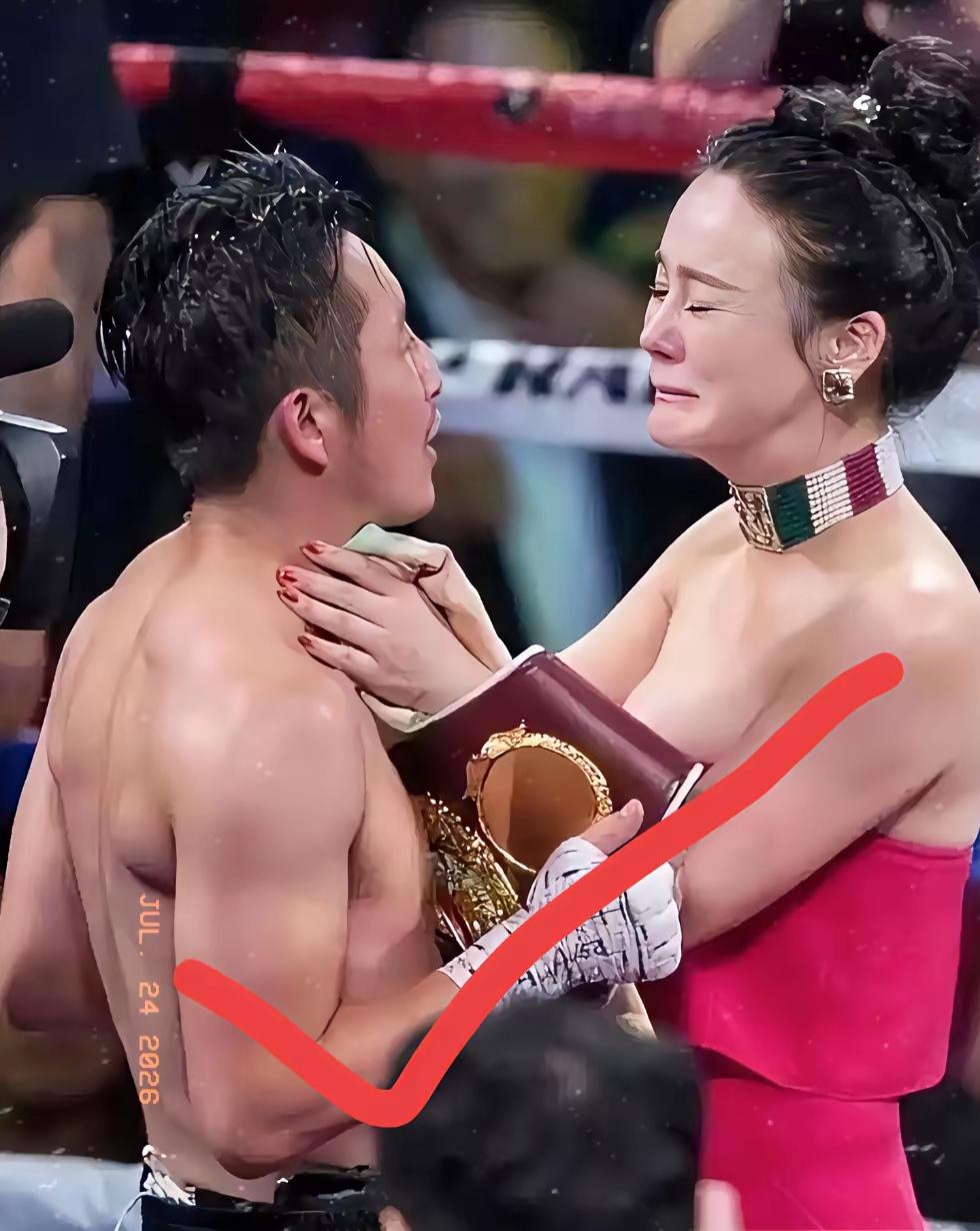 邹市明确实读书少，很傻很天真，对他那个老婆还崇拜的不行，其实只要他有一点文化，凭