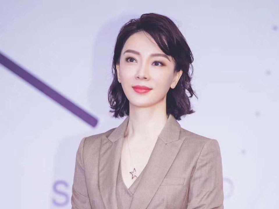 陈数晒出全家福，这一幕好温馨，这才是小家幸福的年味对于明星，难得和家人在一起