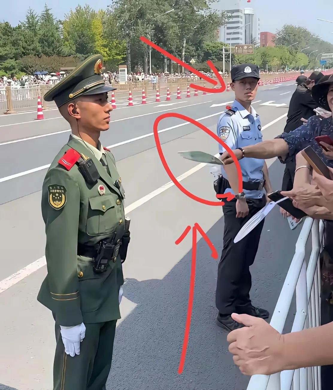 有网友说：“多少有点偏心了，试想这位警察同志心理阴影面积有多大？”军人保家卫国