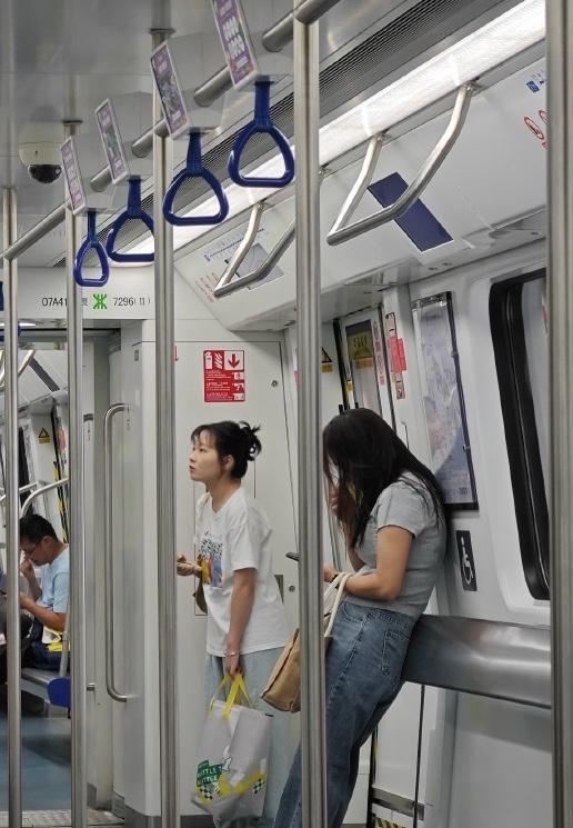 光棍很多，无论是城市还是农村，比比皆是，但是单身女性好像也不少，尤其是繁华的一线