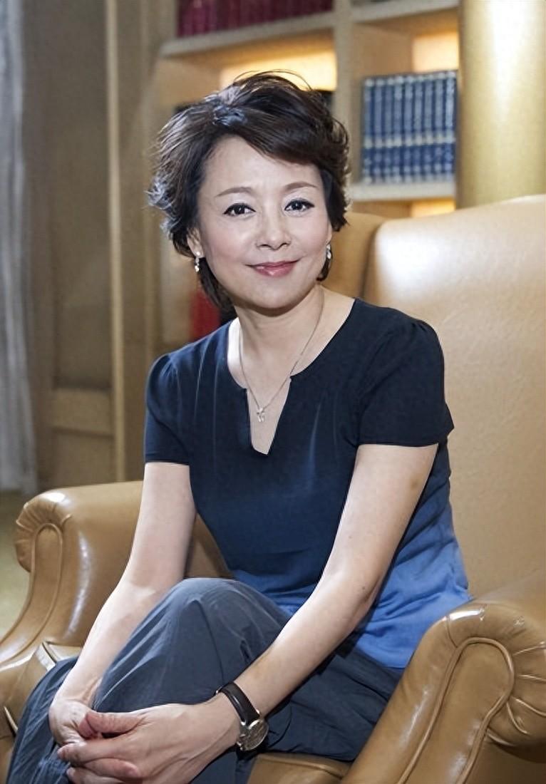 身价过亿、坐拥上海江景豪宅和北京四合院的69岁老牌女星张瑜，前阵子默默把大部分财