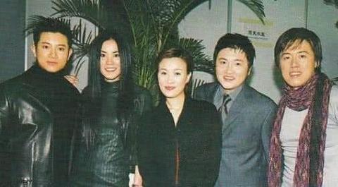 一张早年华语乐坛的经典合影：我只认出了眉清目秀的罗中旭，发如锦缎的王菲，西装