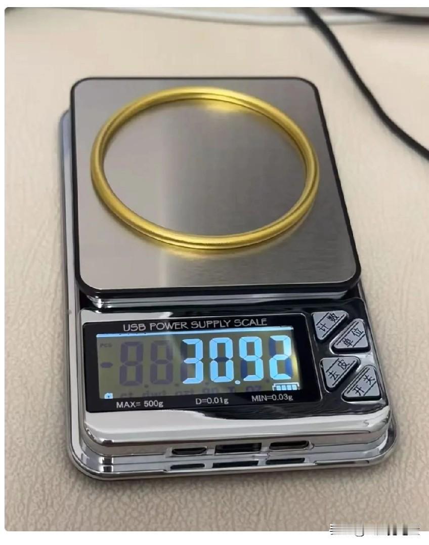 上周我把婆婆送的金镯子给卖了，自己称是28克。到了回收店，老板用他的秤称出来