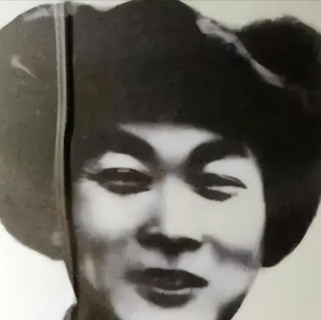 1947年，四野一位师长娶了牺牲战友的遗孀。新婚夜，他没碰新娘，反而对着她提了个