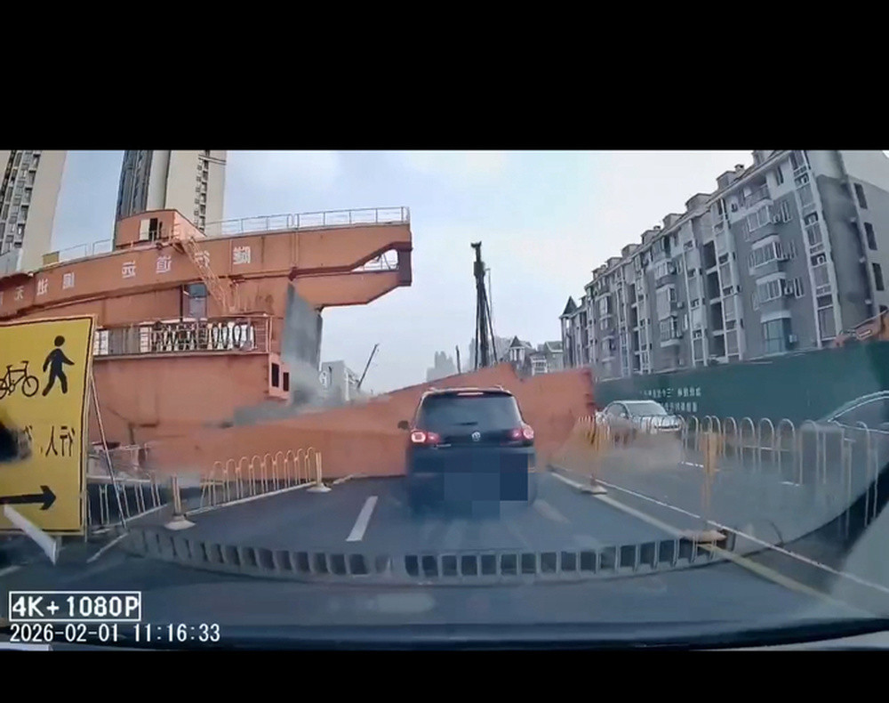 武汉一地铁工地龙门吊坍塌砸中轿车 应急管理局: 事件有人员伤亡