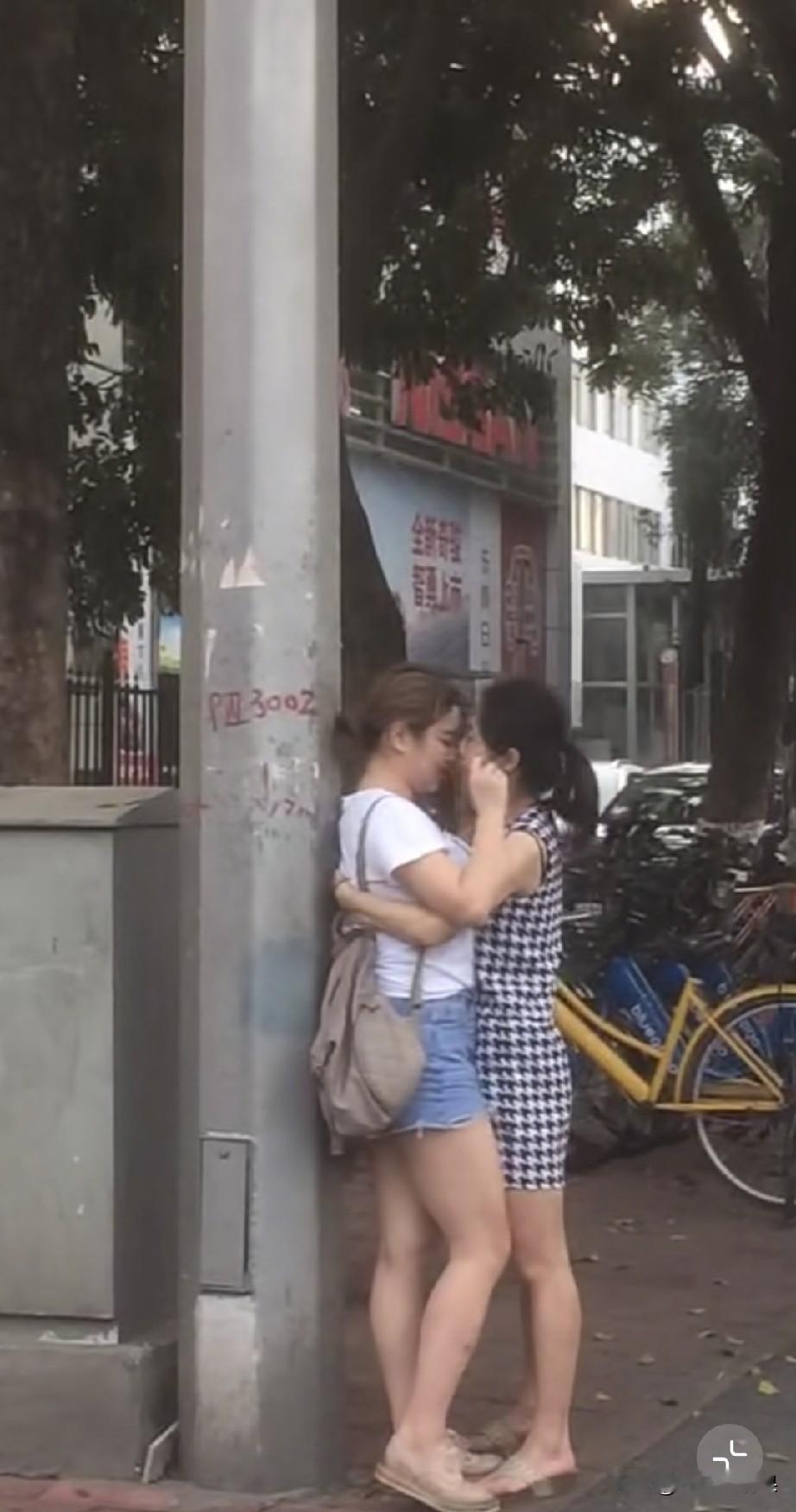 在大街上这样卿卿我我的是不是不太好，让单身男人看见心里肯定会不舒服的，毕竟现在娶