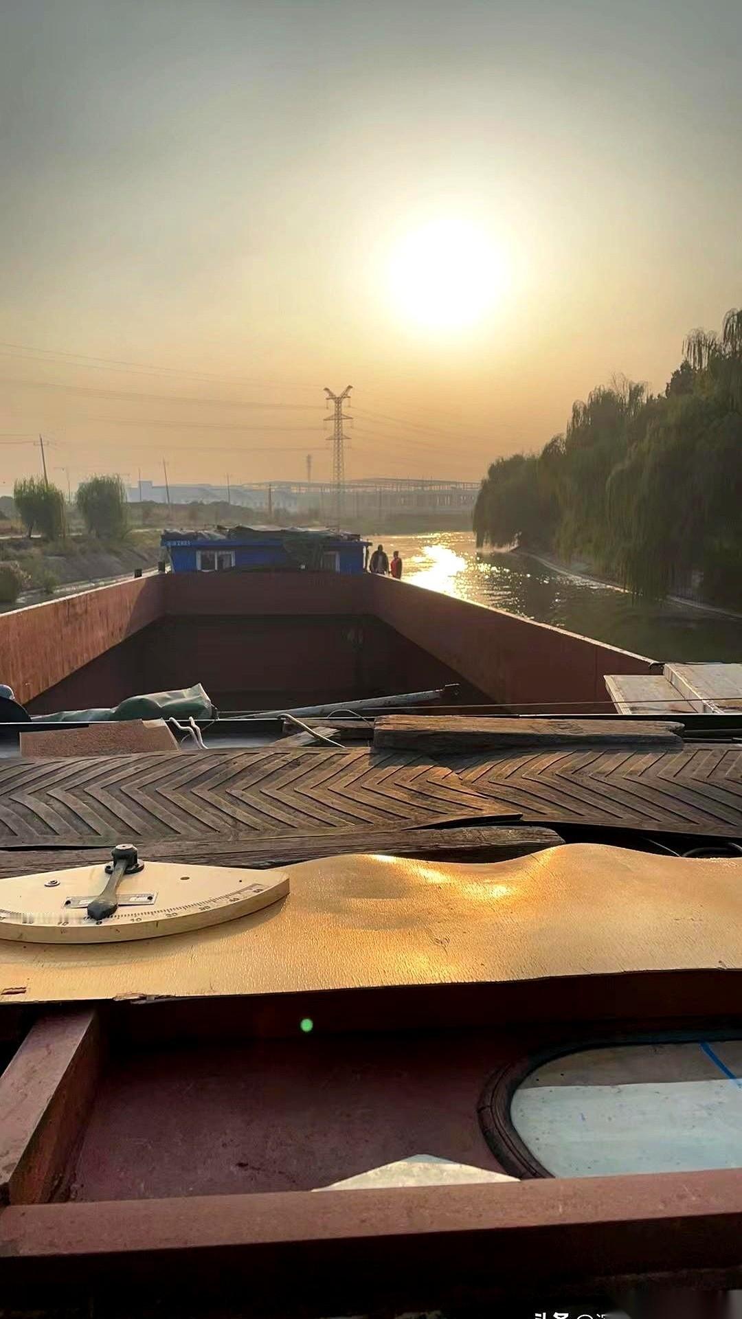 我哥大概是疯了。他把九十多岁，脑子已经不大清楚的老爸，直接带上了他那条上千吨的