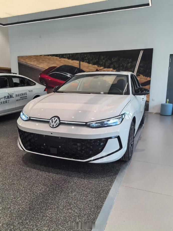 新出的今晚上市，主要卖点有两个：一个是外形和内饰升级，长的更像帕萨特，车内也配