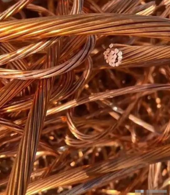 美国这次蒙了，最近美国大量囤积了铜，把铜价炒上天去了，可美国万万没料到，中国根本