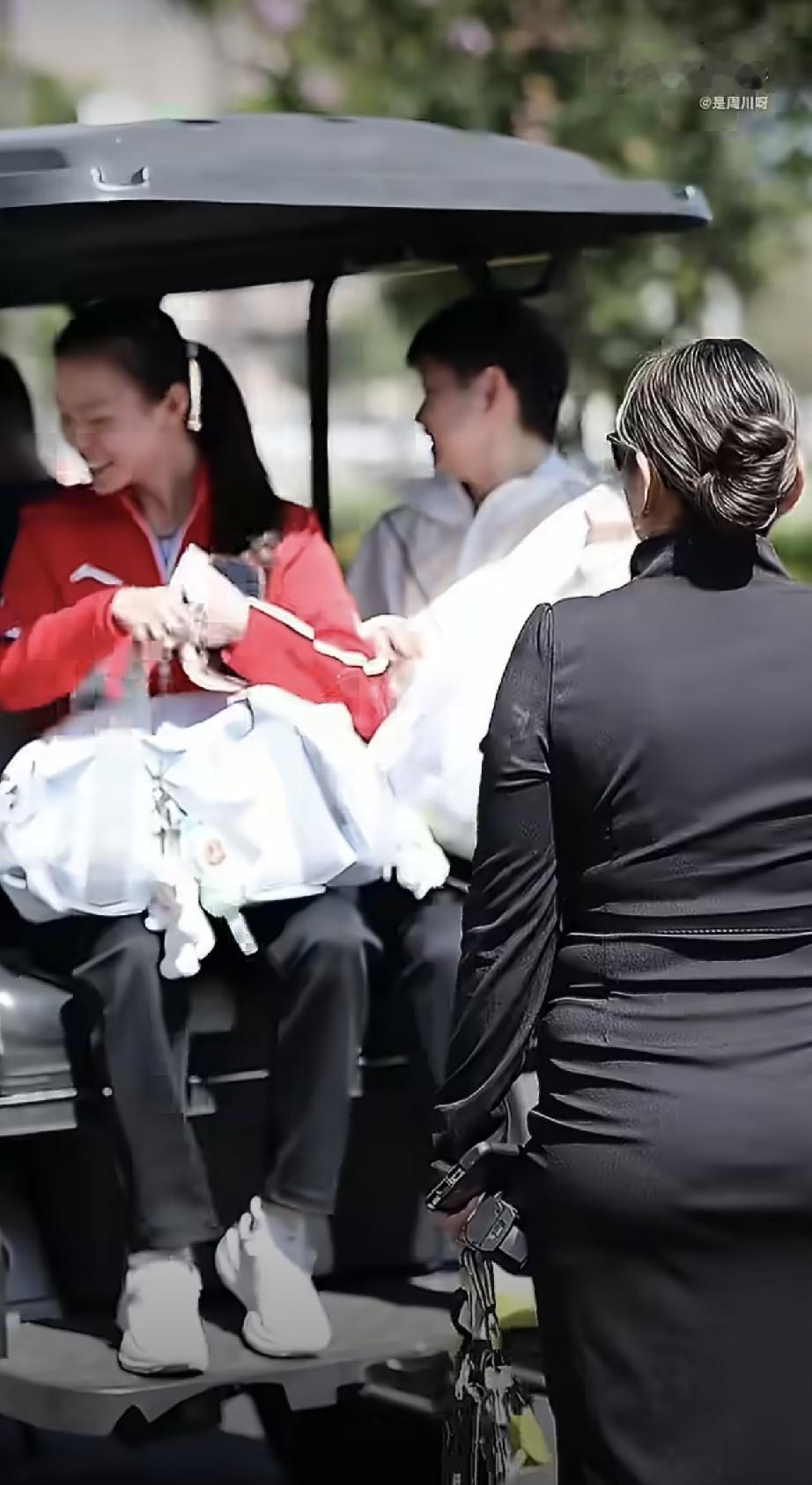 莎莎坐着小电动车去训练了[大笑]！昨晚你睡的正香的时候，国乒选手洛杉矶备战出现