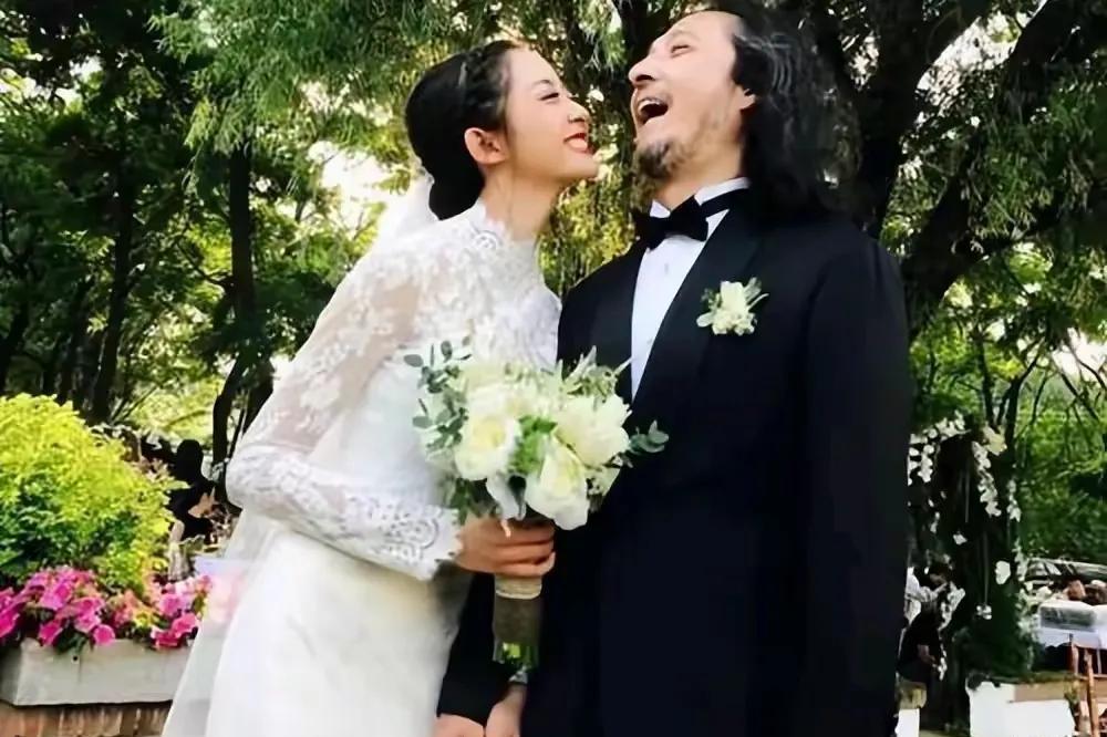 当年音乐人三宝和小25岁老婆万千惠的婚礼嘉宾阵容可谓是豪华。刘欢担任婚礼的主持