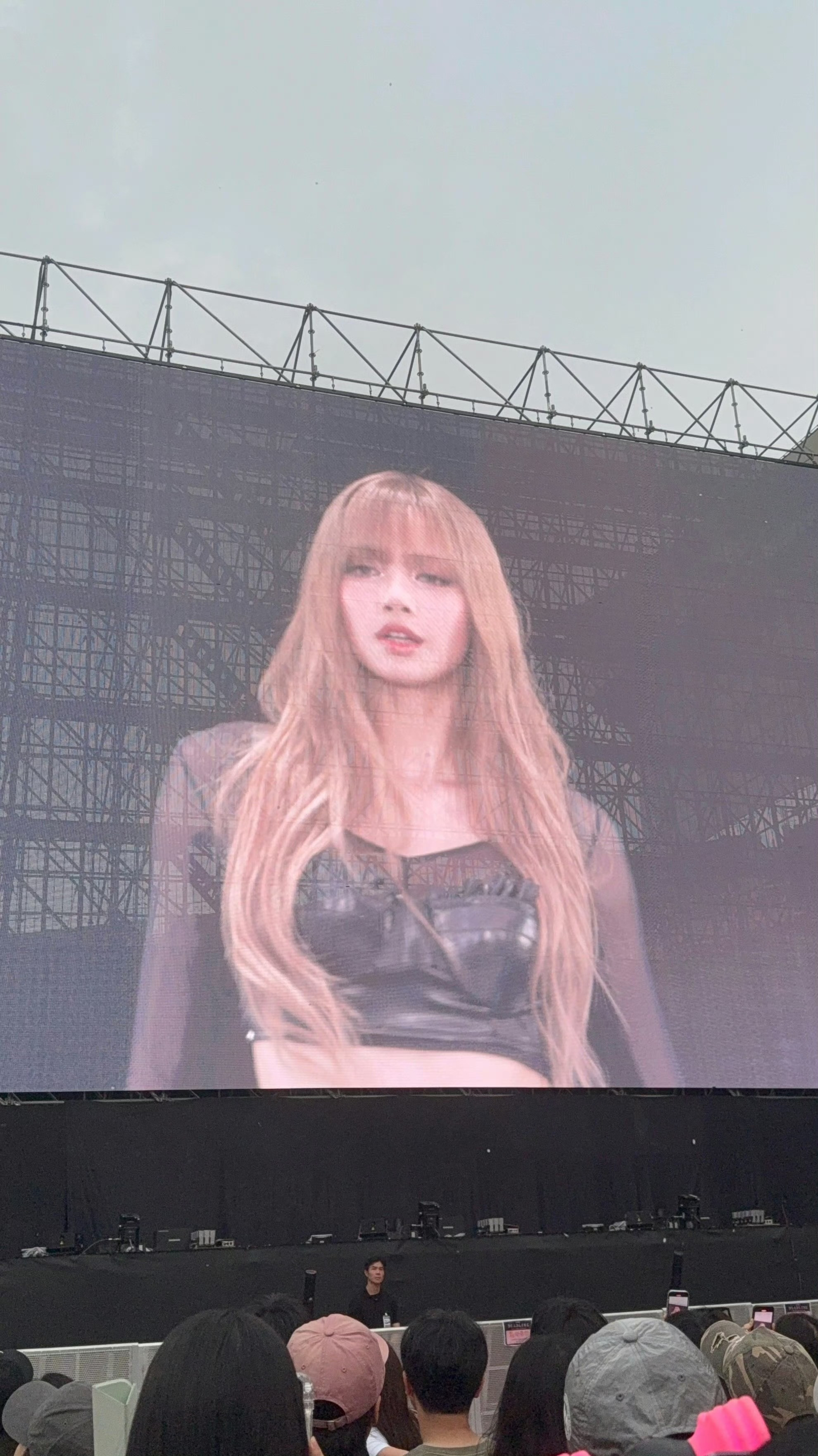 投稿blackpink演唱会第二天的Lisa​​​