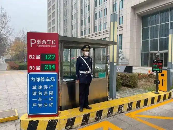 昨天在小区门口碰见他，差点没认出来。邻居家这孩子，穿着一身保安制服，正给业主