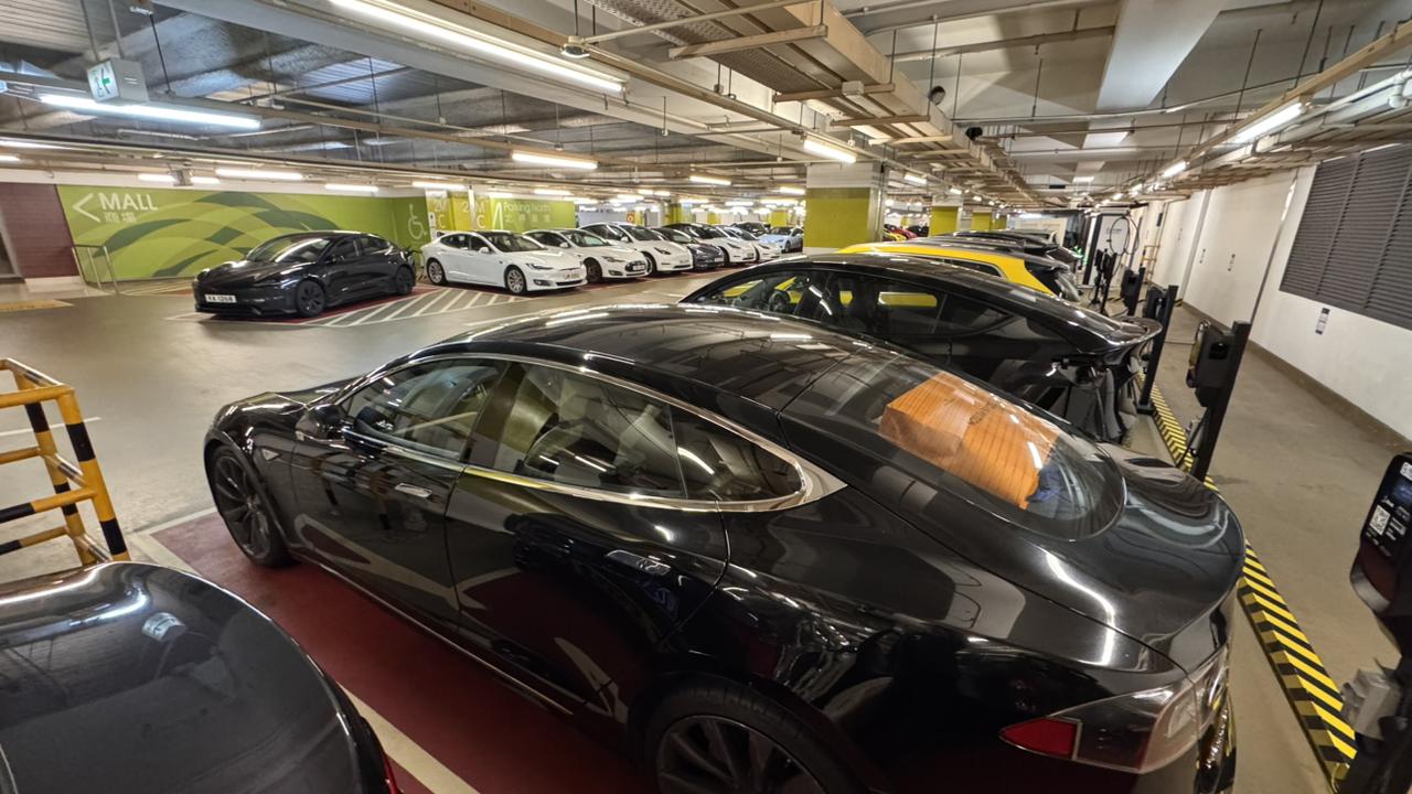 香港这特斯拉密度好恐怖…这是商场的停车场（充电区域）不是特斯拉展厅[笑着哭]