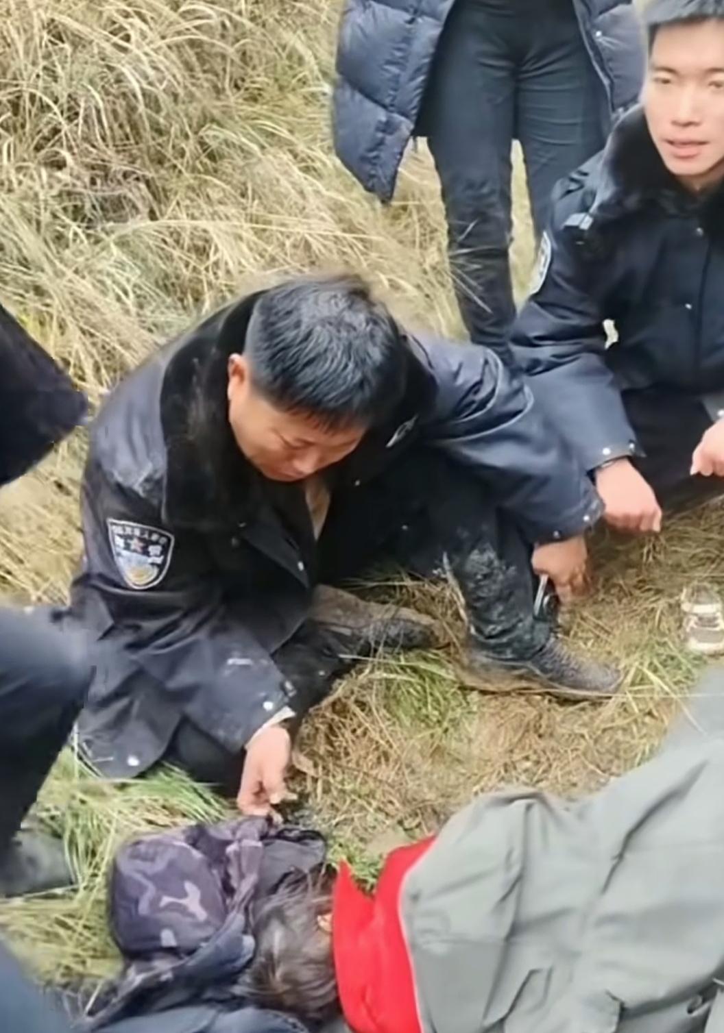 泪洒搜救现场的民警，其实也是一个父亲，看到躺在地上的小丁一那一刻，他确实非常激动