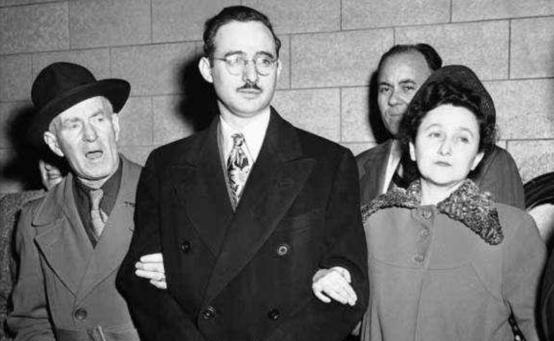 1967年11月，北京警方截获一个包裹，里面装满了外国罐头。查验员撕开商标时