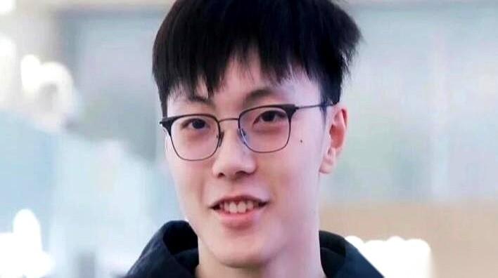 看到一条消息，说98年的胡明轩，居然是现在广东队里年纪最大的球员。我一下就愣住