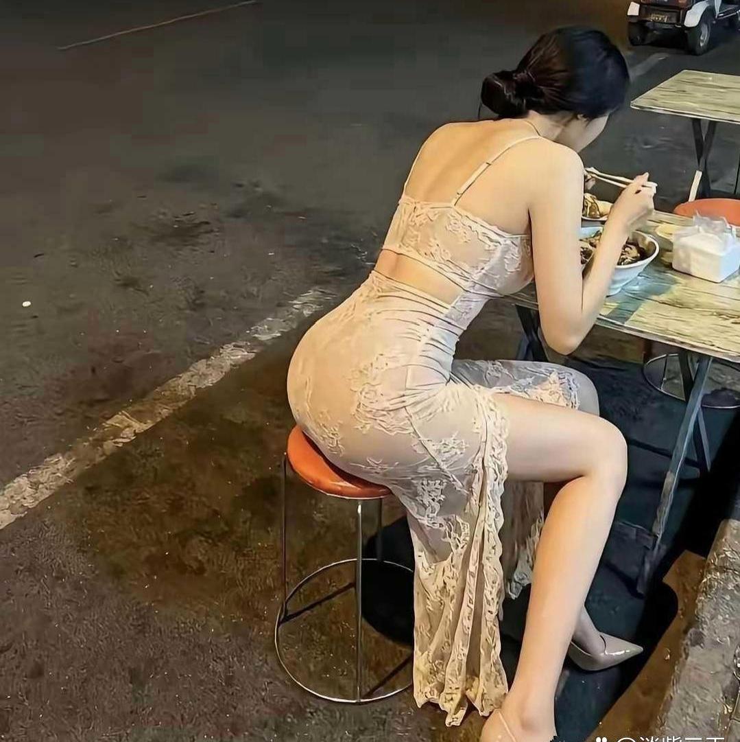 晚上兜风，撞见特别有意思的一幕！一位打扮精致的美女，独自坐在路边小摊吃饭。