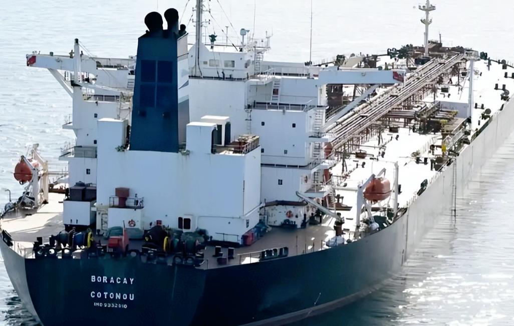 俄罗斯“海马”号油轮满载着委内瑞拉的“救命石脑油”刚要靠岸，美国“斯托克代尔”