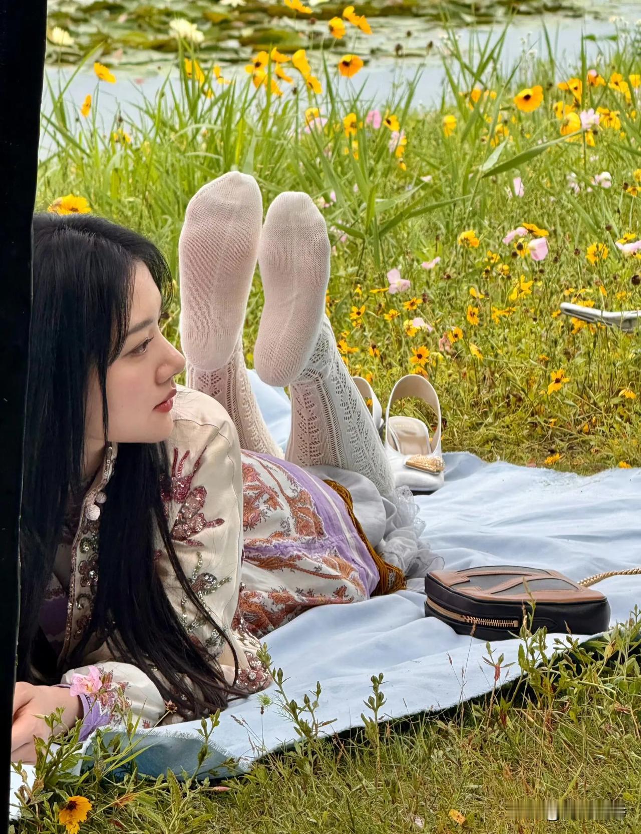 午后的阳光下，躺在草地上的任敏，轻松惬意。中央戏剧学院表演专业毕业的她，颜值楚楚