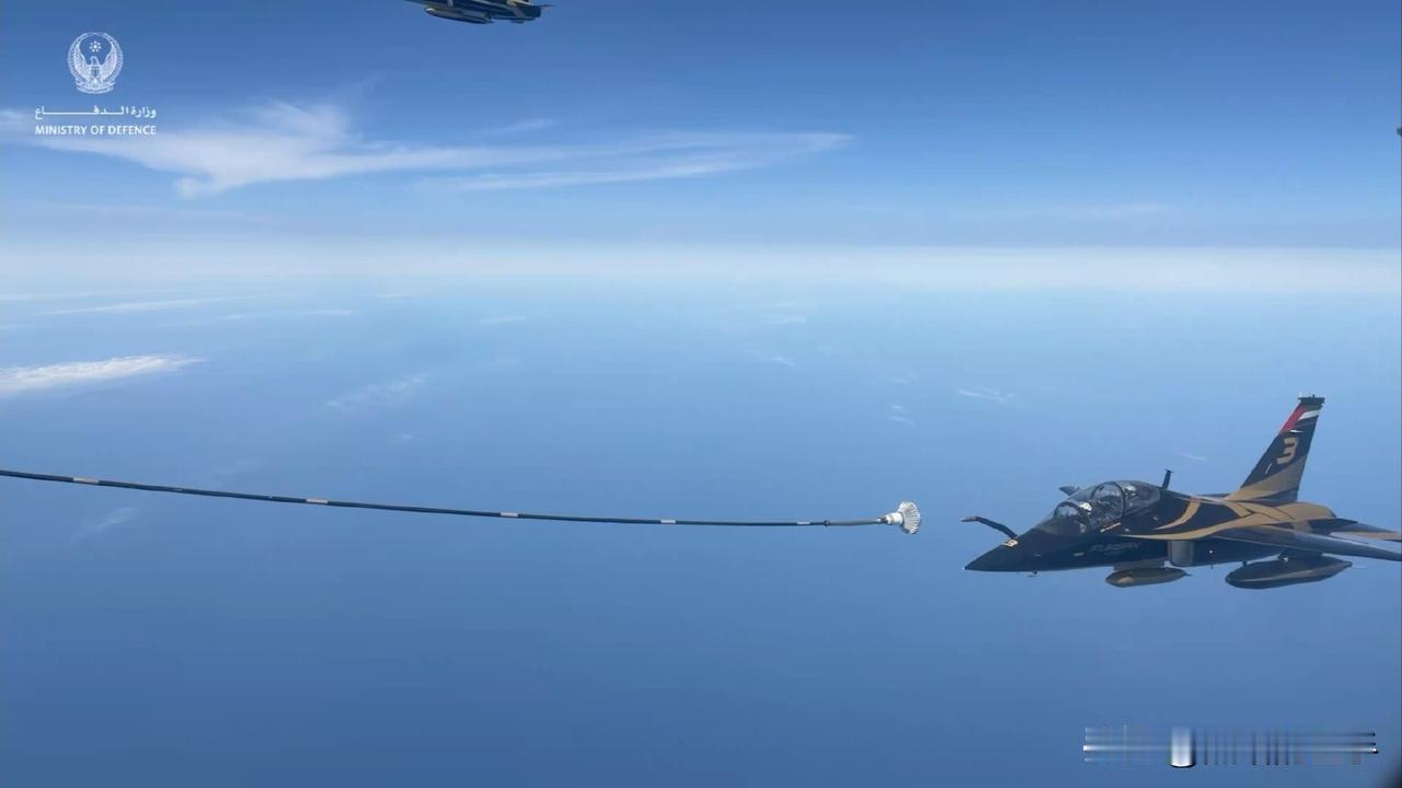 首见，教十高级的教练机，进行空中加油训练，接收北约标准空中加油机A330MRT