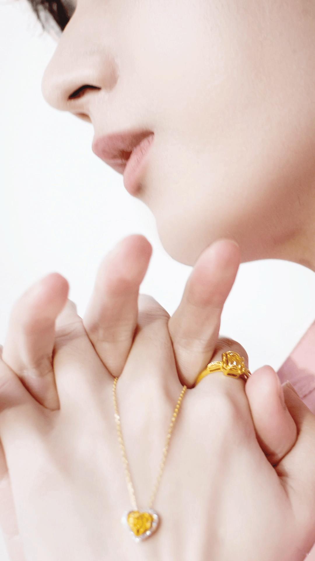 手指轻点唇💋成毅