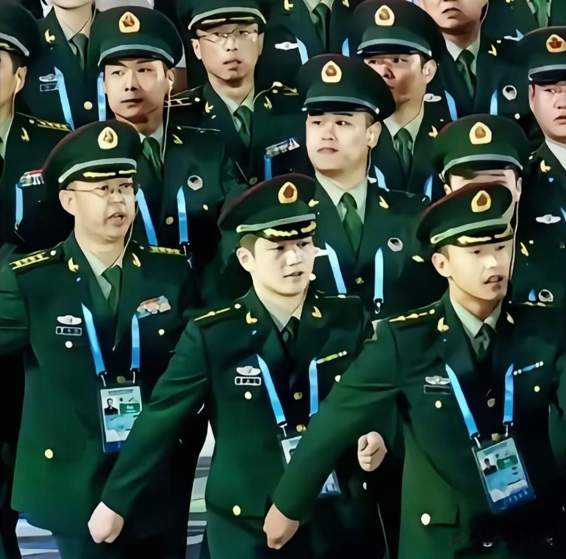 在这整齐的队列中，如果让你一眼就能认出一个人，他是谁？还有一个疑惑，同样的制式