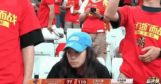 心如死灰，欲哭无泪，广厦0-3遭上海横扫赛后球迷心酸一幕，这个CBA总冠军基本无