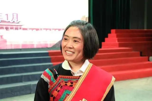 谁能想到，一位手握大校军衔，同时拥有高级工程师职称的女军人，本该卸下重担、安稳退