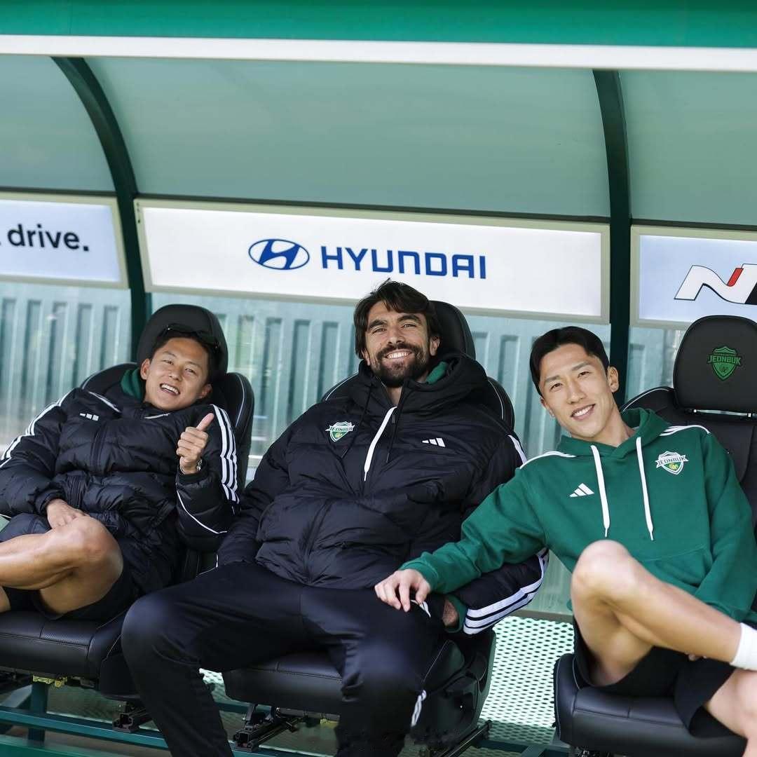 天津津门虎旧将孔帕尼奥（养伤中），在替补席收获了2026赛季第一座冠军奖杯。全北