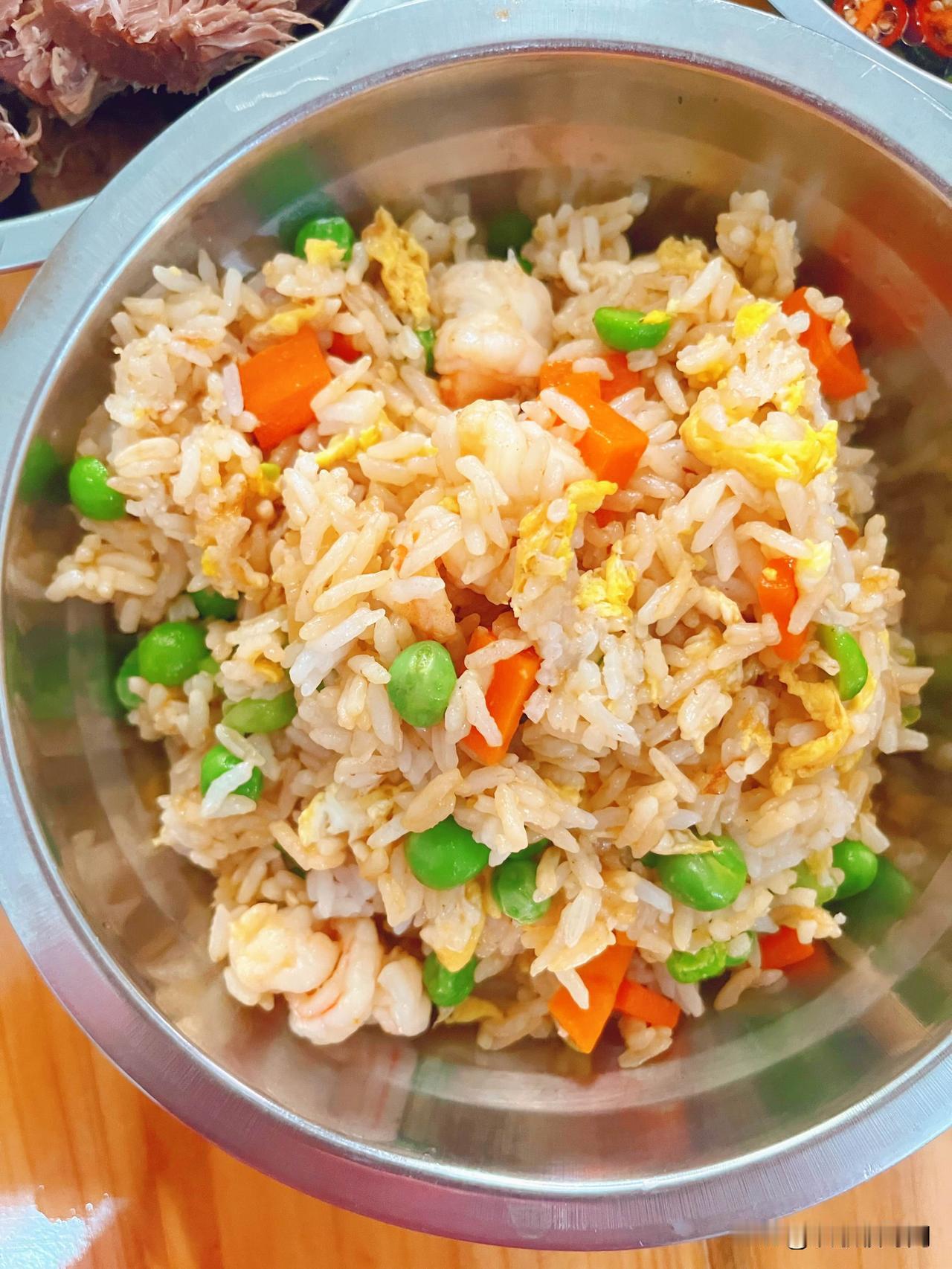 孩子要吃的虾仁蛋炒饭，味道确实不错，我也喜欢吃[呲牙笑][呲牙笑]