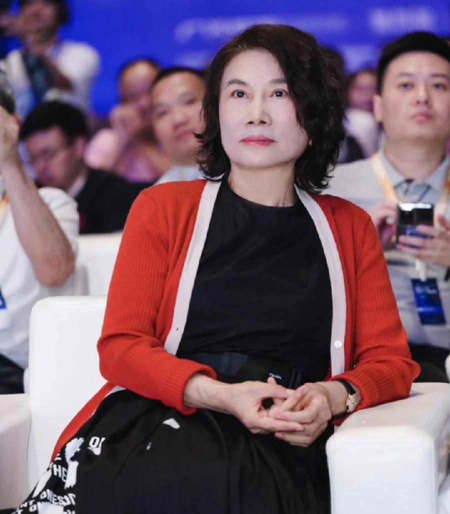 有些人后槽牙都要咬碎了！ 美的签了，小米签了，海尔签了，唯独董明珠这脾气，直